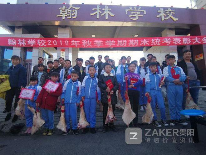 Giữa tâm bão về giá thịt lợn thì việc làm của trường tiểu học Hàn Lâm đã nhận được sự thích thú từ cộng đồng mạng.