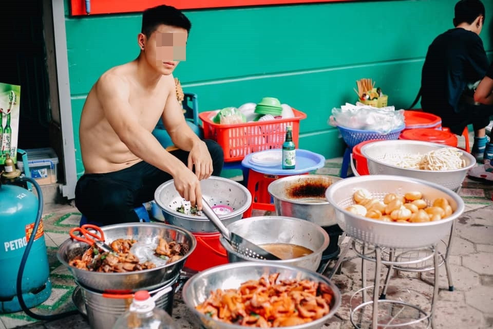 Ngồi chiên chim cũng phải đẹp trai như này, dáng chuẩn như này thì mới chuẩn nhé!