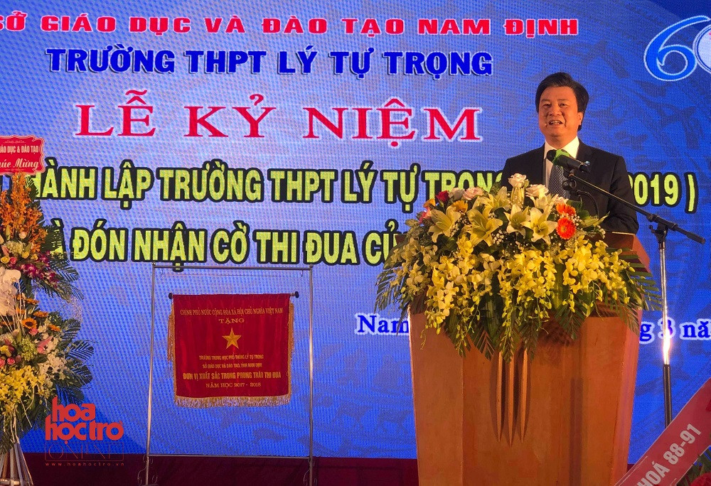 Niềm vui nhân đôi khi trong lễ kỷ niệm đặc biệt này, trường vinh dự được đón nhận "Cờ thi đua xuất sắc" của Chính phủ. Ảnh: Tuấn Linh