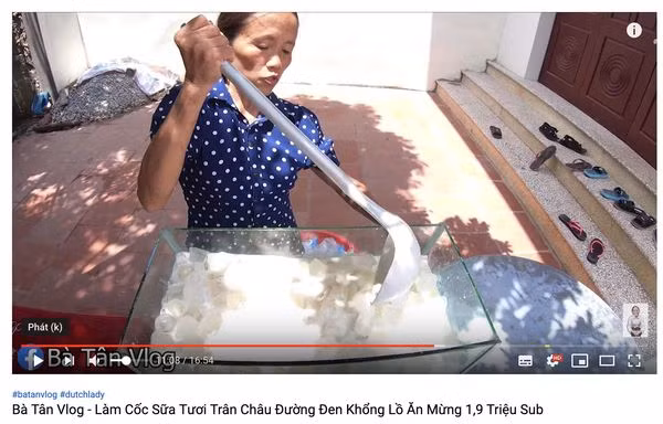 Sau đó, bà lại dùng chiếc môi khác mới hơn để thử.