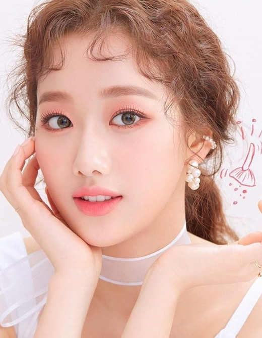 Naeun (April) ghi điểm với hình ảnh nữ tính, ngây thơ. Đó là nhờ đôi mắt Naeun đẹp như mắt bồ câu, nhìn trong veo ấn tượng vô cùng.