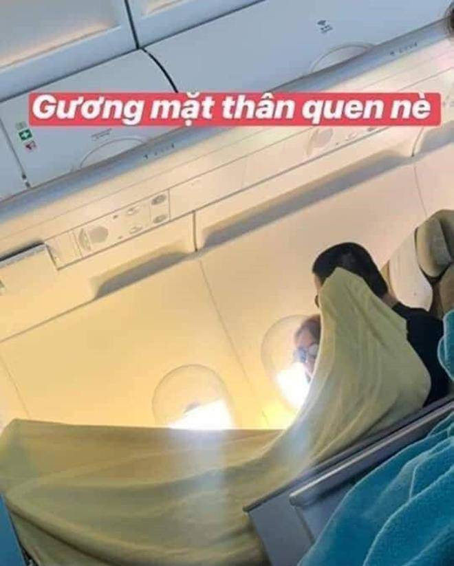 Cả hai ngồi cạnh, đắp chăn cùng nhau rất tình cảm.