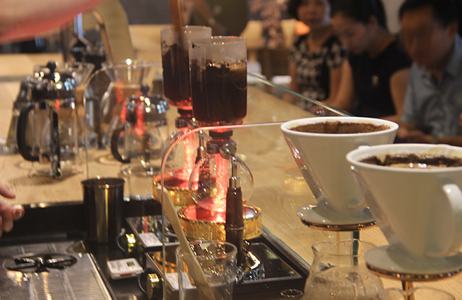 Cùng một loại hạt cafe pha chế theo hai phương pháp Pour-over và Siphon sẽ cho mùi vị khác nhau