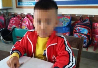 Em Hoan bị cô giáo đánh vì làm cả hai đề kiểm tra. Ảnh: VOV.