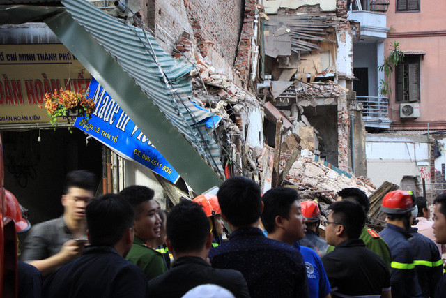 Phía trước con ngõ bị bức tường đổ sập vùi lấp.