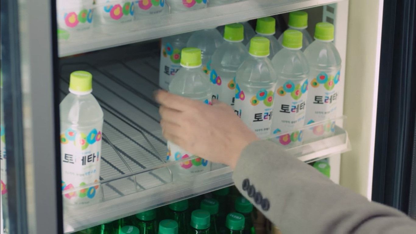 Nghiêm túc đấy, khán giả cần biết chính xác số phận của Yoo Jin Woo chứ họ đâu cần nước uống.