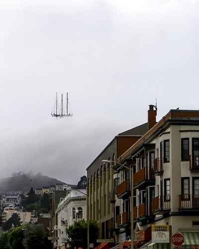 Bức ảnh chụp đỉnh tháp Sutro ở San Francisco, Mỹ trong sương mù giống như một con tàu đang trôi nổi giữa bầu trời.