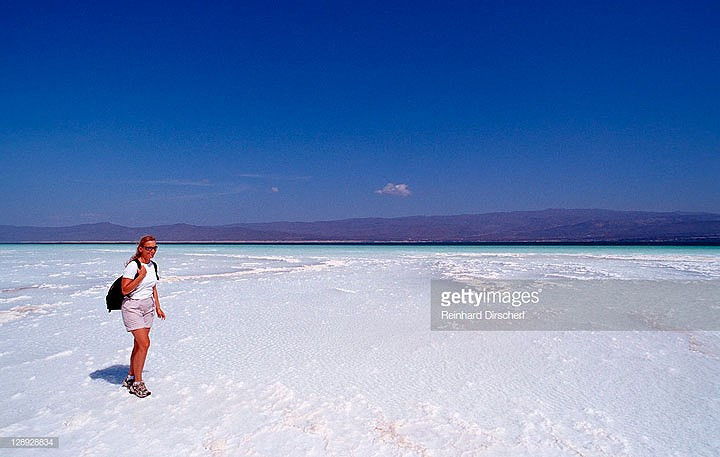 Giàu khoáng chất như magiê, canxi và sulphates, nước của Lac Assal có thể được sử dụng để làm sạch, phục hồi da cũng như điều trị các bệnh như đau cơ và viêm khớp dạng thấp. Ảnh Getty images