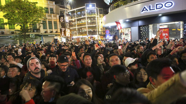 Tại đây, một sân khấu lớn được dựng lên với sự tham dự của hàng chục nghìn người.