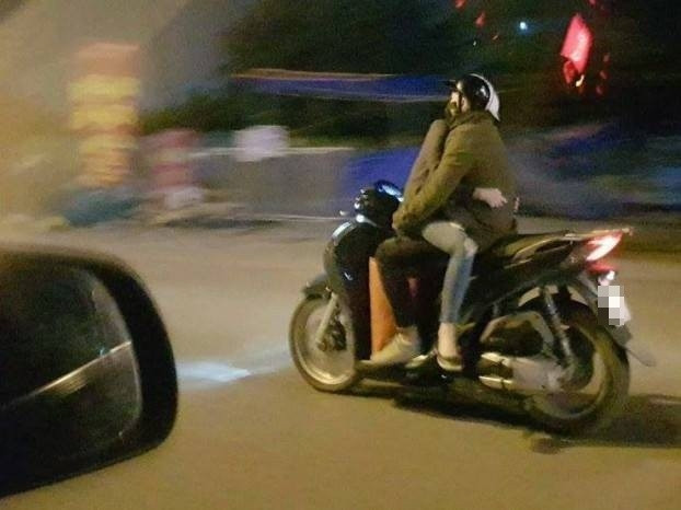 Chống rét theo cách "bất chấp" an toàn giao thông như thế này thì có phần hơi không đúng cho lắm. Chống rét theo cách "bất chấp" an toàn giao thông như thế này thì có phần hơi không đúng cho lắm.