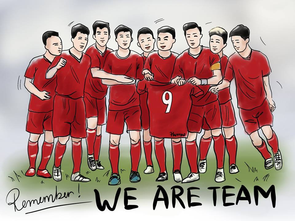 Bức tranh ghi lại giây phút ăn mừng đầy xúc động của đội tuyển Việt Nam trong trận đấu gặp Campuchia, khuôn khổ vòng bảng AFF Cup 2018. Trong trận đấu này tiền đạo Nguyễn Văn Toàn không thể ra sân do gặp phải chấn thương, các cầu thủ nâng cao chiếc áo số 9 của Văn Toàn để cùng ăn mừng và động viên cầu thủ này nhanh chóng bình phục.