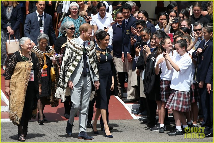 Hoàng tử Harry nắm tay vợ trước đám đông. Công nương Meghan lúc này đã lộ rõ bụng bầu 4 tháng.