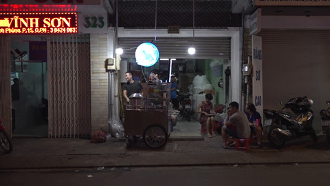 Xe xôi nằm trước số nhà 325 Phan Đình Phùng, Q.Phú Nhuận. Ảnh: VŨ DƯƠNG.