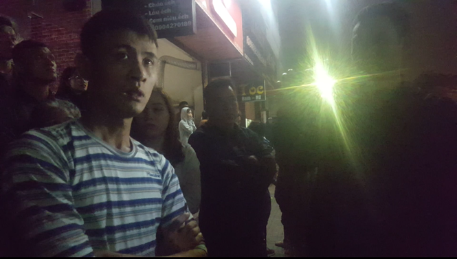 Anh Nguyễn Đình Hưng bàng hoàng kể lại sự việc. ẢNH: TRẦN CƯỜNG.