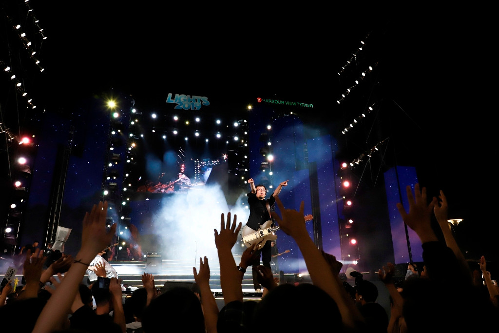 Nhóm Cá Hồi Hoang xuất hiện “kể chuyện bằng âm nhạc”.