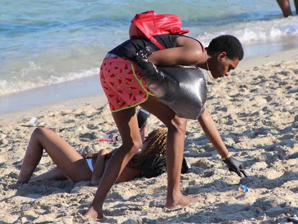 Một mình anh Caraway nhặt rác trên bãi biển, dù anh ấy cũng chỉ là du khách.