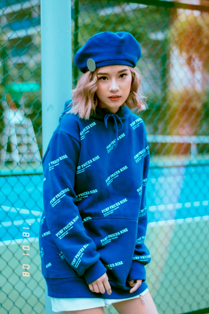 Việc mix một chiếc áo tay dài với một chiếc váy không phải dạng bó mang đến cho bạn cảm giác thoải mái khi vận động.