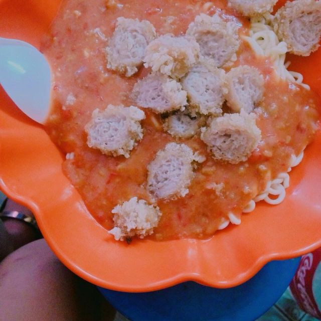 Ngay cả nui xào cũng ăn cùng với nem chua rán. Ảnh: @linhh.huyenn