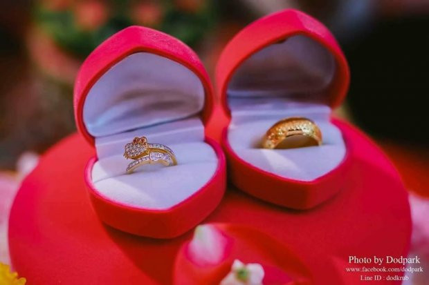 Ngay cả nhẫn cưới cũng mang đạm hình bóng của chú mèo.