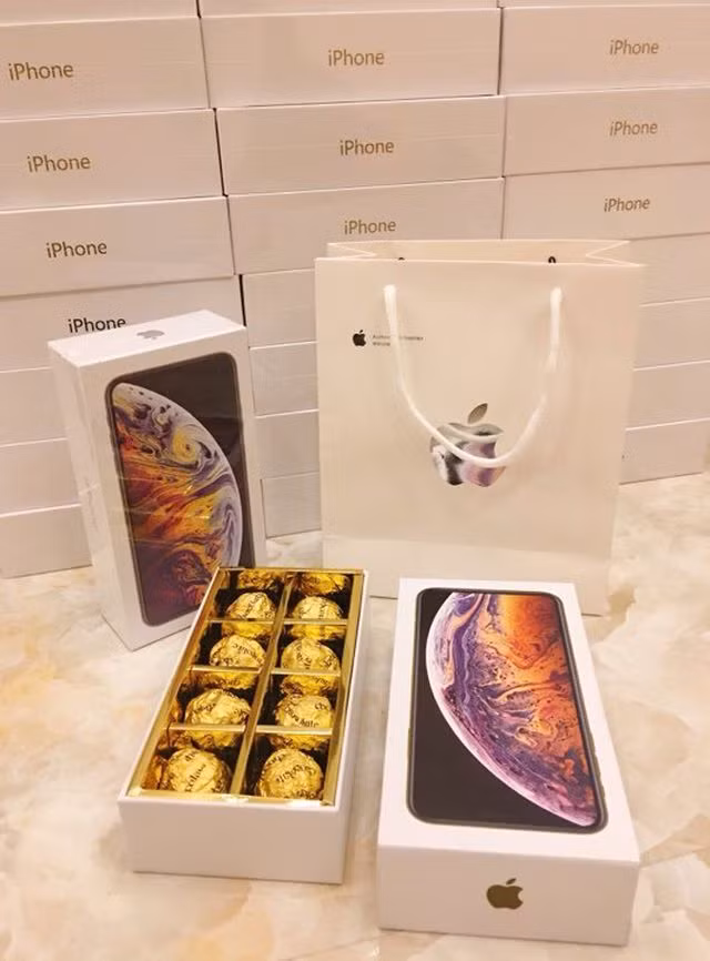 Hộp socola iPhone XS Max có vẻ ngoài rất giống "hàng thật".