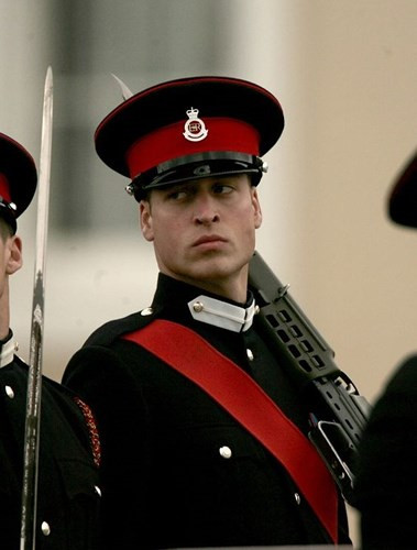 Sở hữu gương mặt điển trai thu hút, Hoàng tử William nổi bật đầy nam tính trong lễ tốt nghiệp Học viện Quân sự Hoàng gia Sandhurst năm 2006.