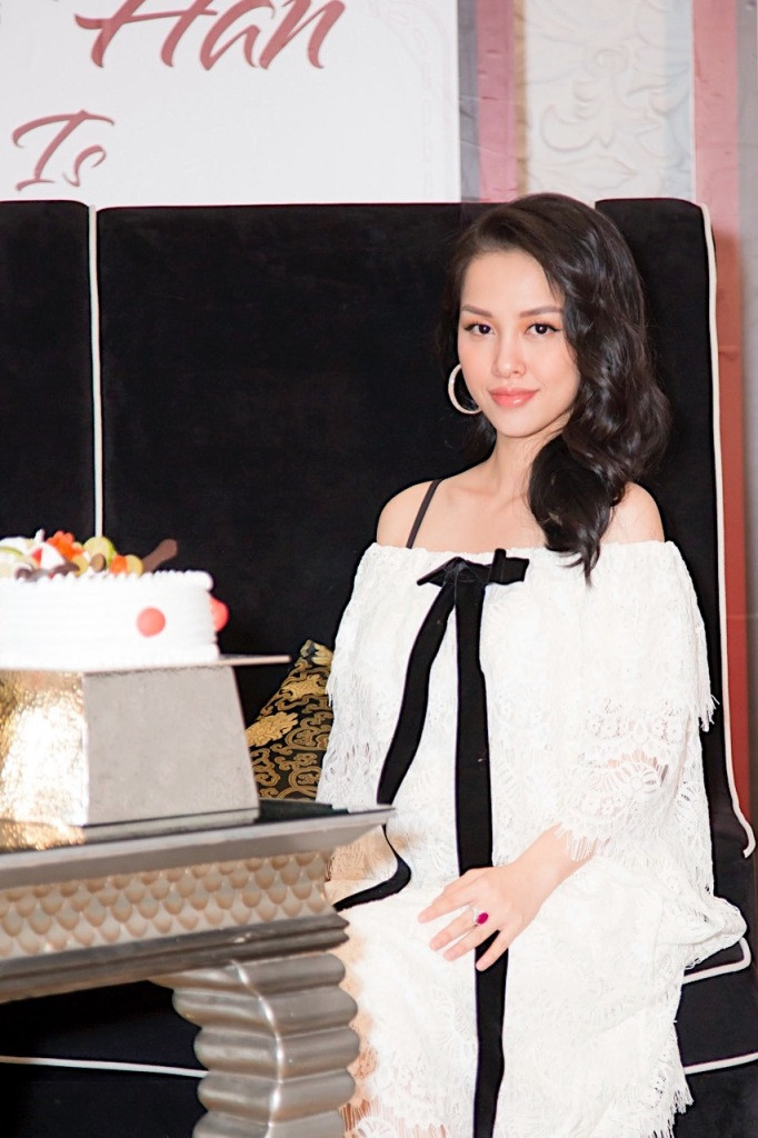 Xuất hiện trong đêm tiệc, Trang Pilla diện chiếc đầm trắng suôn dài kín đáo. Bà xã của anh trai Bảo Thy khiến nhiều bất ngờ với nhan sắc nổi bật dù đang mang thai tuần thứ 21.