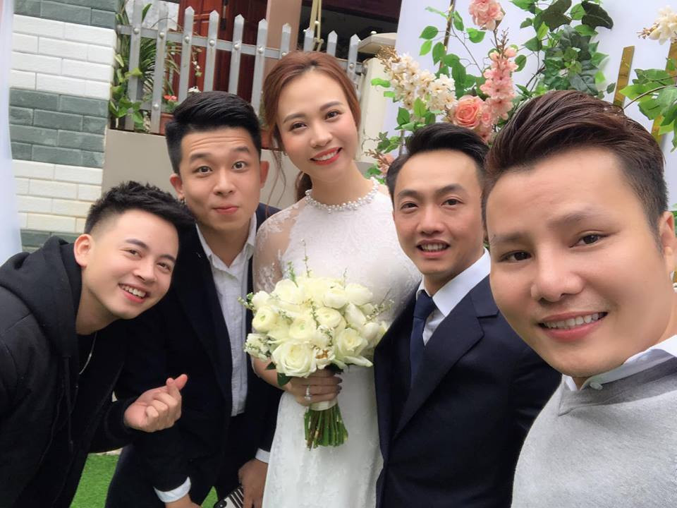 Cặp đôi vui vẻ selfie cùng bạn bè.
