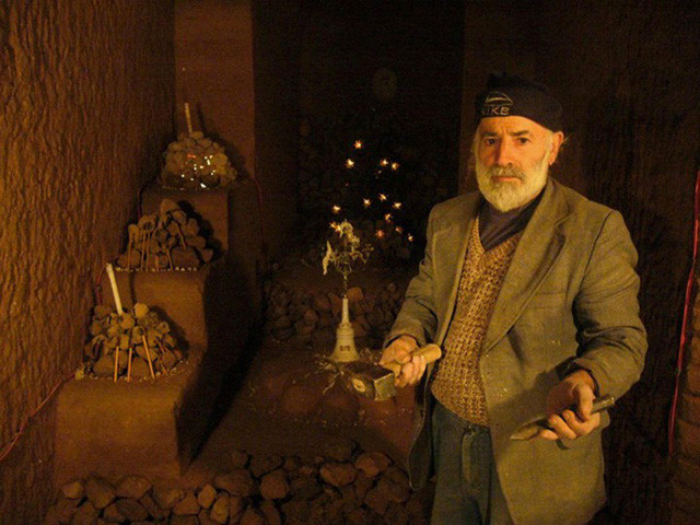 Nghe vợ đi đào hầm chứa khoai tây, người đàn ông làm nên kiệt tác dưới lòng đất sau 23 năm ảnh 1 Ngôi đền dưới lòng đất được Levon thực hiện hoàn toàn thủ công.