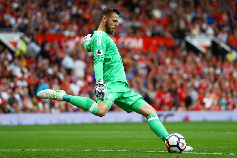 Những kiểu tóc thời thượng của chàng thủ môn điển trai nhất thế giới ảnh 5