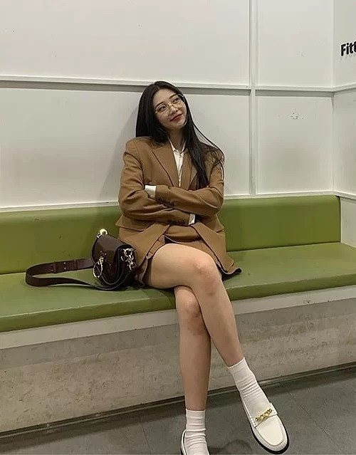 Muốn tạo hình ảnh cổ điển, Joy (Red Velvet) diện nguyên set blazer đi kèm chân váy xòe, kết hợp tất trắng cao đến cổ chân.