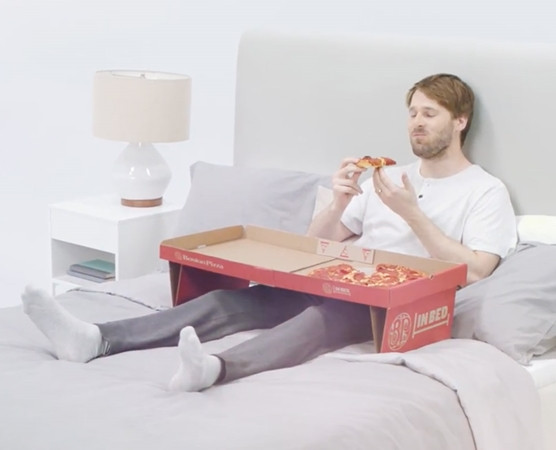 Ngồi ăn pizza trên giường có thể là một thú vui xa xỉ, nhỉ!