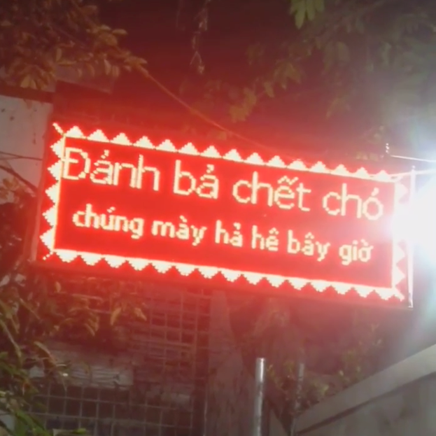 Nội dung được ghi trên tấm biển đèn led. (Ảnh cắt từ clip)