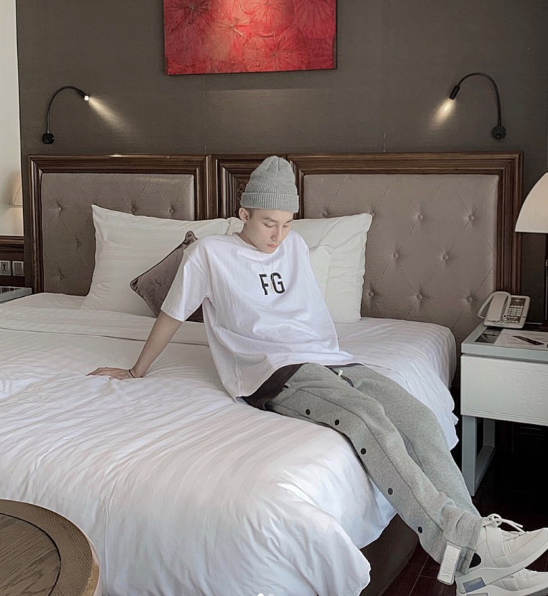 Trươc đó buổi chiều cùng ngày, Sơn Tùng cũng đăng hình hẹn với các fan tại đêm nhạc với những hình ảnh hai cánh tay không có hình xăm.