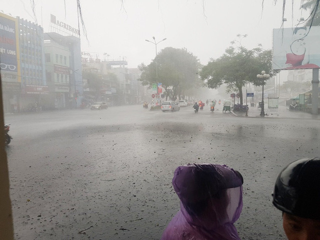 Nhiều người đi đường, phụ huynh chở con phải tấp vào lề đường chờ đợi.