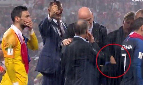 Người phụ nữ bị nghi lấy trộm huy chương vàng World Cup.