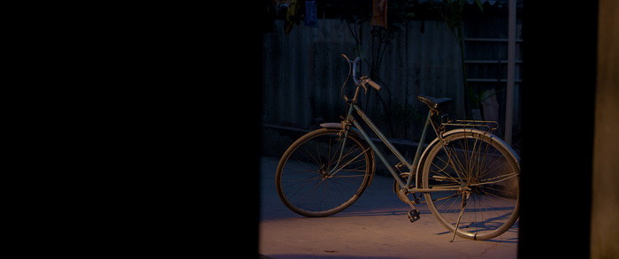 Những dòng xe đạp mang thương hiệu Thống Nhất, Phượng Hoàng, Peugeot…cũng xuất hiện trong phim.