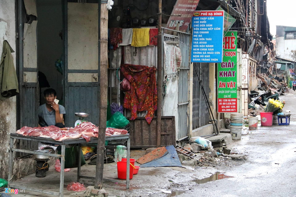 Người dân xung quanh Công ty Rạng Đông vẫn rất hoang mang trước nhiều thông tin bất nhất. Ảnh: Hồng Quang.