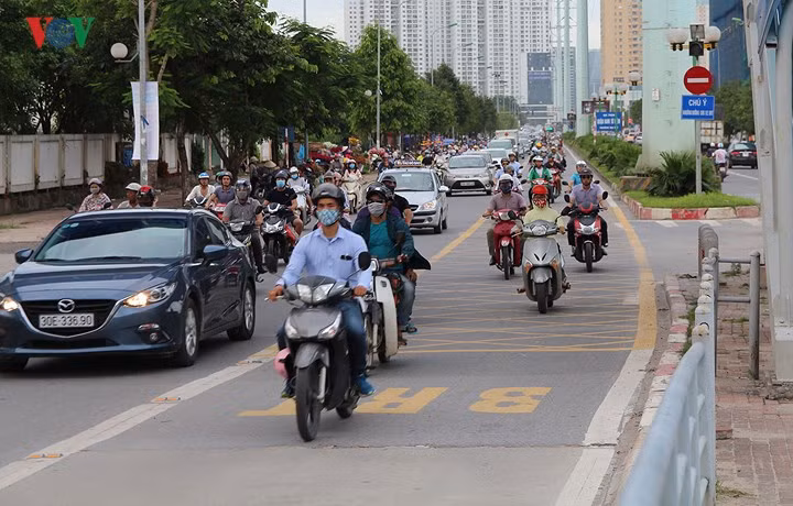 Trên đường Tố Hữu, hàng loạt phương tiện giao thông bao gồm cả ô tô và xe máy nối đuôi nhau di chuyển trên làn đường dành riêng cho xe buýt nhanh BRT.