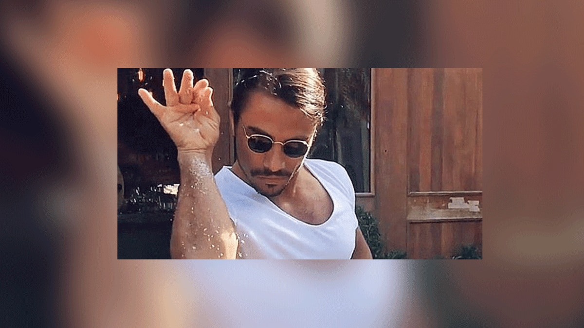 Đoạn video ghi lại cảnh rắc muối đầy biểu cảm trong tư thế không giống ai của Salt Bae giúp anh nổi tiếng thế giới. (Ảnh: AFP)