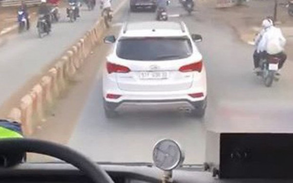  Chiếc xe liên tục cản đường đoàn xe cứu hỏa. (Hình ảnh cắt từ clip)