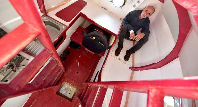 Bên trong chiếc thùng được thiết kế đầy đủ các vật dụng giúp ông Savin không thiếu thốn trong chuyến đi.