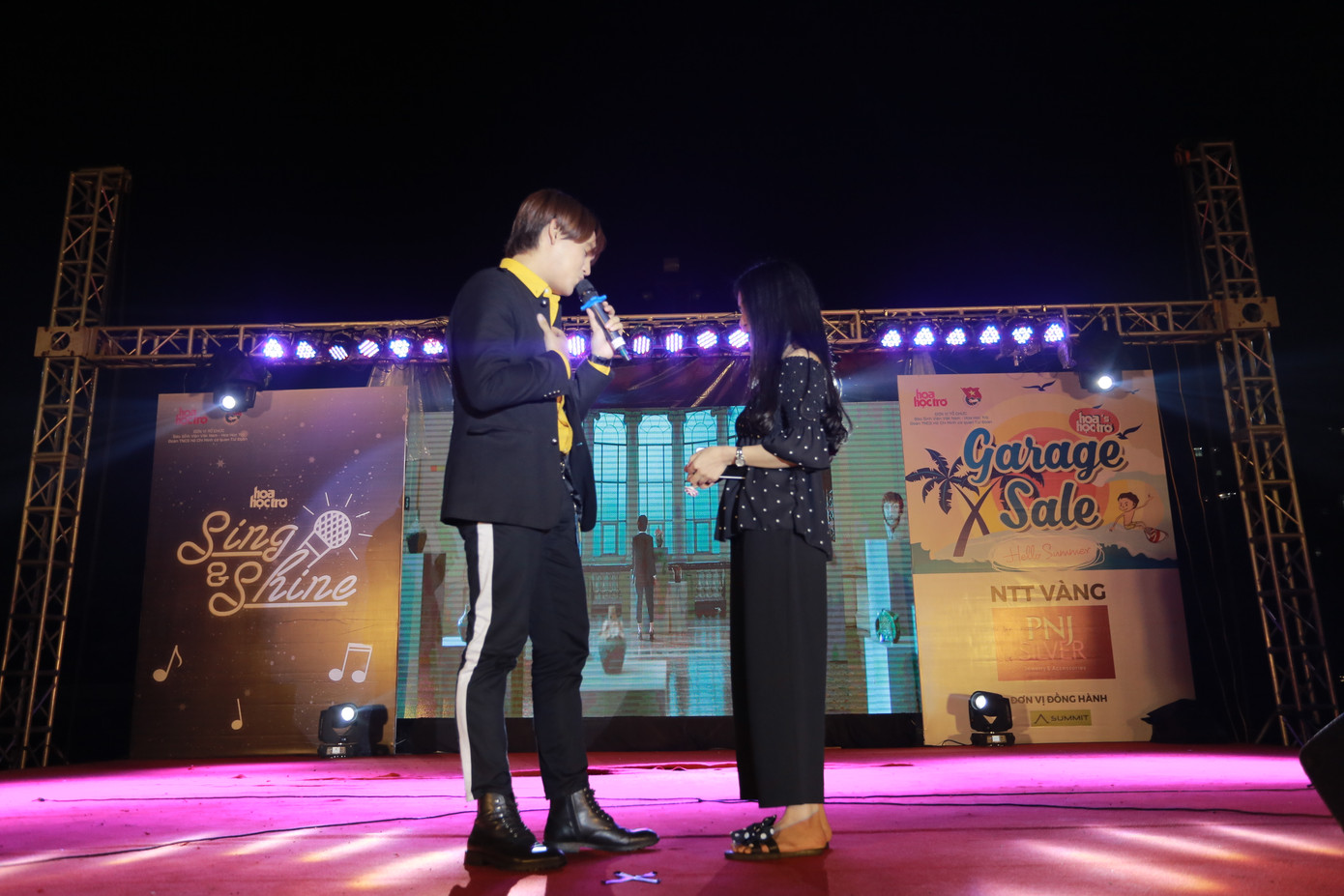 Giới trẻ Hà Nội thỏa thích mua sắm chào Hè cùng "HHT's Garage Sale" ảnh 7 Giới trẻ Hà Nội thỏa thích mua sắm chào Hè cùng "HHT's Garage Sale" ảnh 7