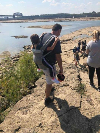 Thầy Freeman cõng theo cô bé Ryan để cô bé được đi dã ngoại cùng các bạn.