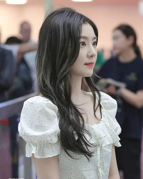 Ngược lại, nếu không diện áo lót dây trong suốt, nhiều sao nữ dễ để lộ phần dây áo ngực kém duyên, ví dụ như Irene khi mặc áo cổ rộng. 