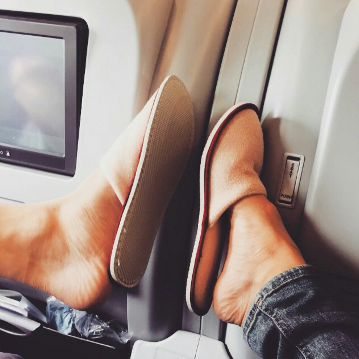 Một màn đọ chân với Baekhyun cho thấy chẳng có đôi dép nào trong khách sạn là vừa với bàn chân bự chảng của Chanyeol hết.