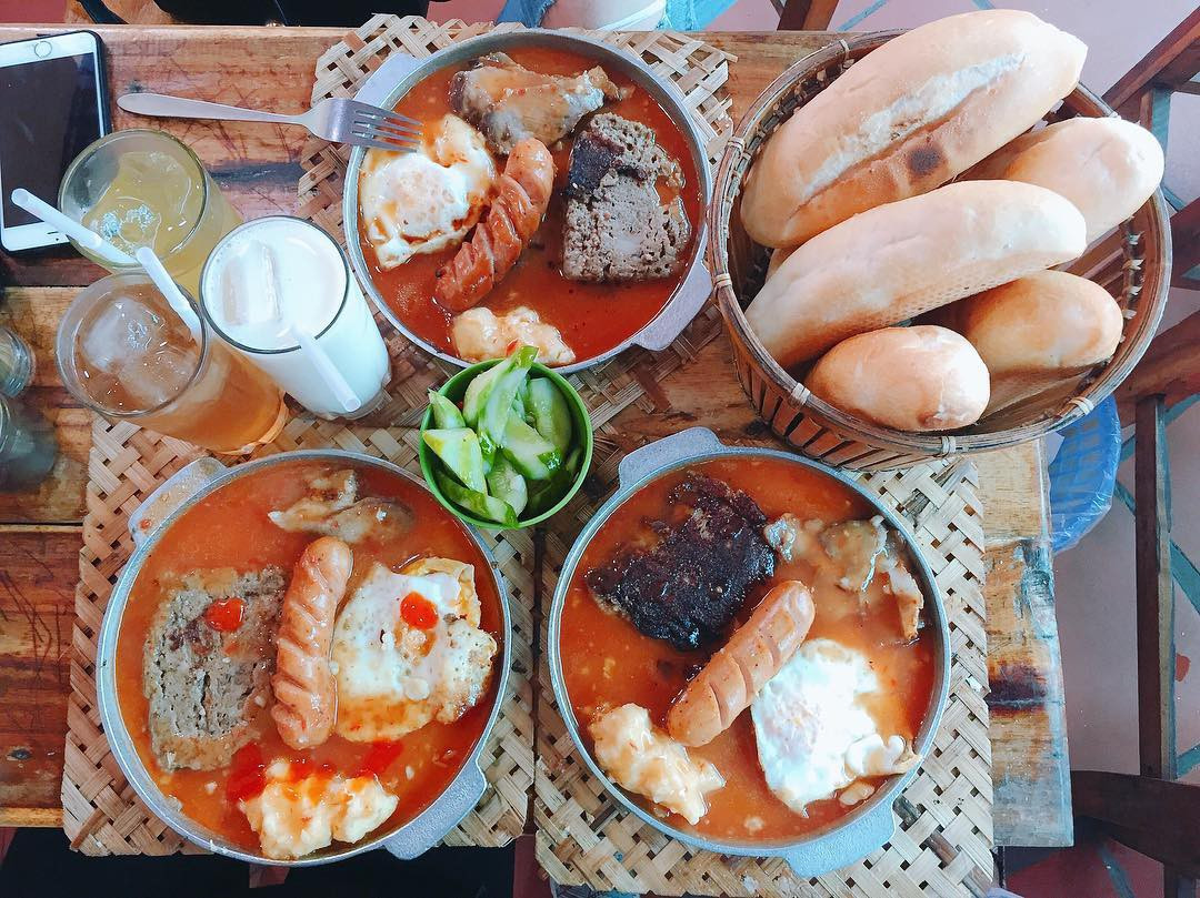 Bánh mỳ chảo thơm ngon đầy đặn cũng hiện diện ở khu ăn vặt này.