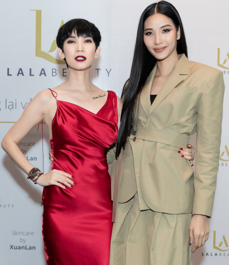 Trưởng thành từ Vietnam's Next Top Model, cô học trò Hoàng Thùy rạng rỡ tới chúc mừng người thầy của mình.