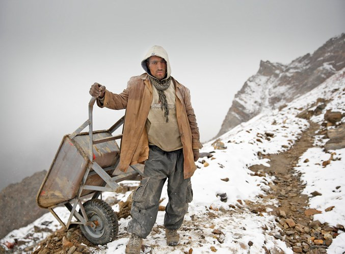 Thời gian khai thác đá quý chỉ kéo dài trong 3 tháng bởi những tháng còn lại địa điểm khai thác luôn có nguy cơ cao xảy ra sạt lở tuyết và đất đá. Ngay cả một suối nước nóng gần mỏ đá quý cùng bị đóng băng nên nước ở đây cùng vô cùng khan hiểm.