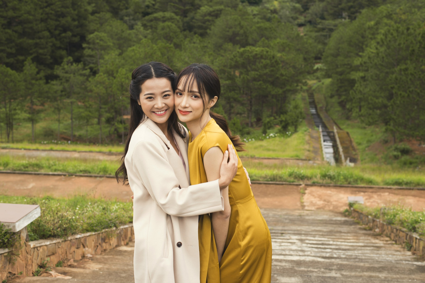 Đôi bạn khá thân thiết ở đầu MV.