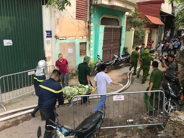 Một nạn nhân được đưa ra khỏi hiện trường.